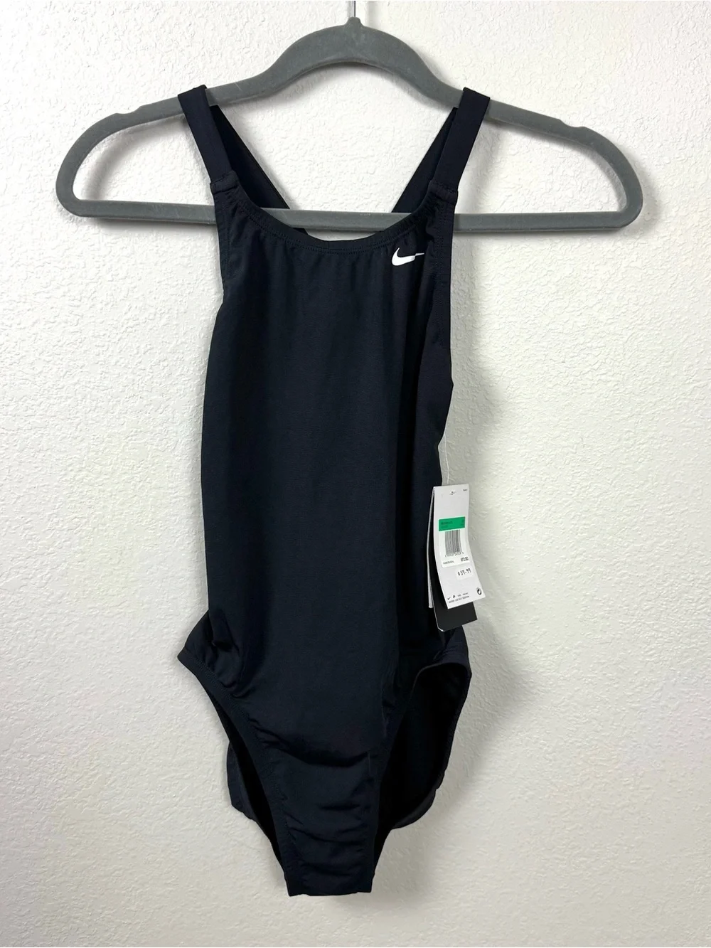 NWT Nike HydraStrong solid fastback one-piece swimsuit Women’s Sz 4 / 30 Black